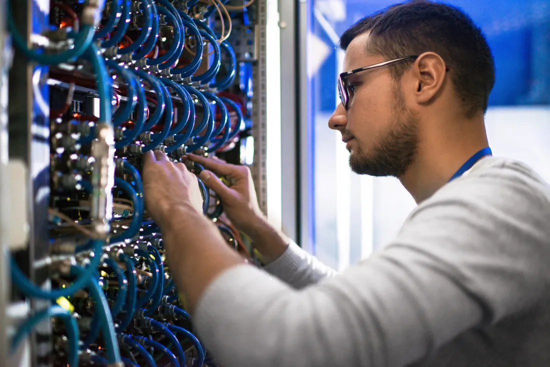 IT-Techniker richtet Server- und Praxis-IT ein