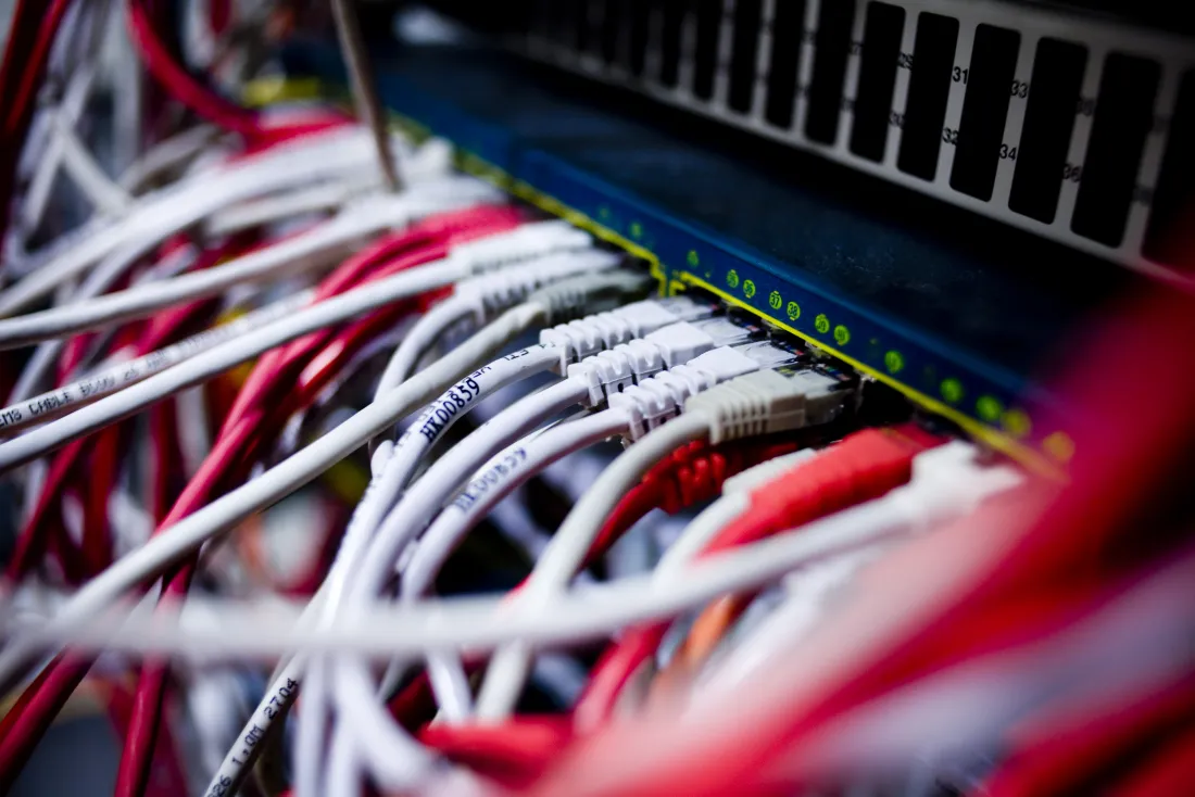 Strukturierte Netzwerktechnik mit Patchpanel und Verkabelung