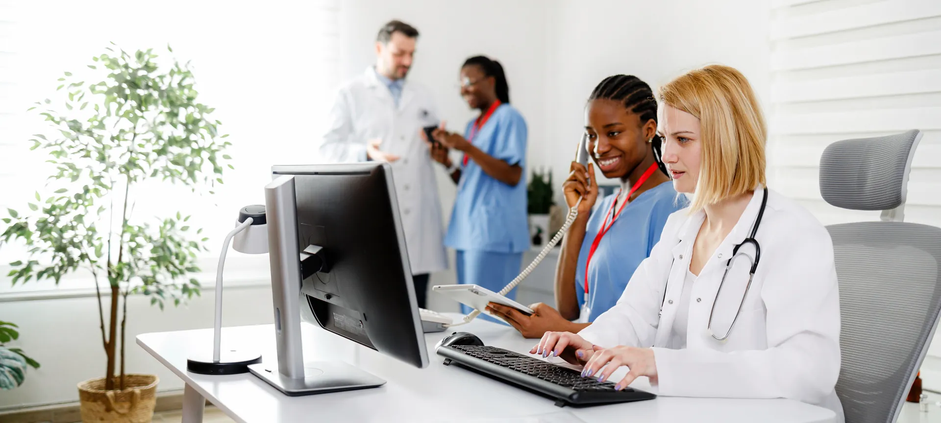 Praxisteam von K-CNS bei der Arbeit mit MEDICAL OFFICE
